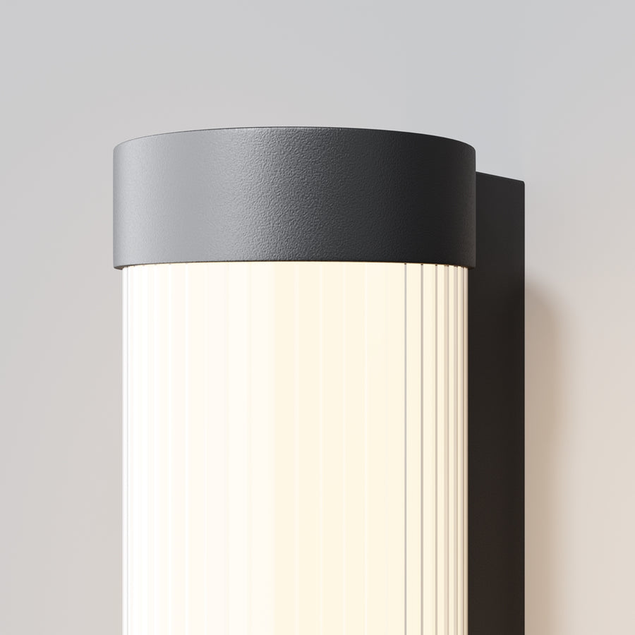Détail du haut montrant le cerclage noir texturé et le diffuseur strié