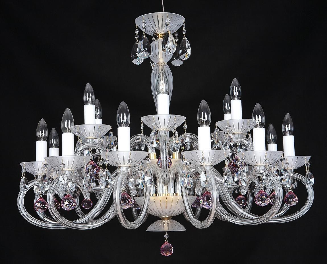 Lustre en cristal à sept lumières, bras recourbés et pendentifs violets sur fond noir.