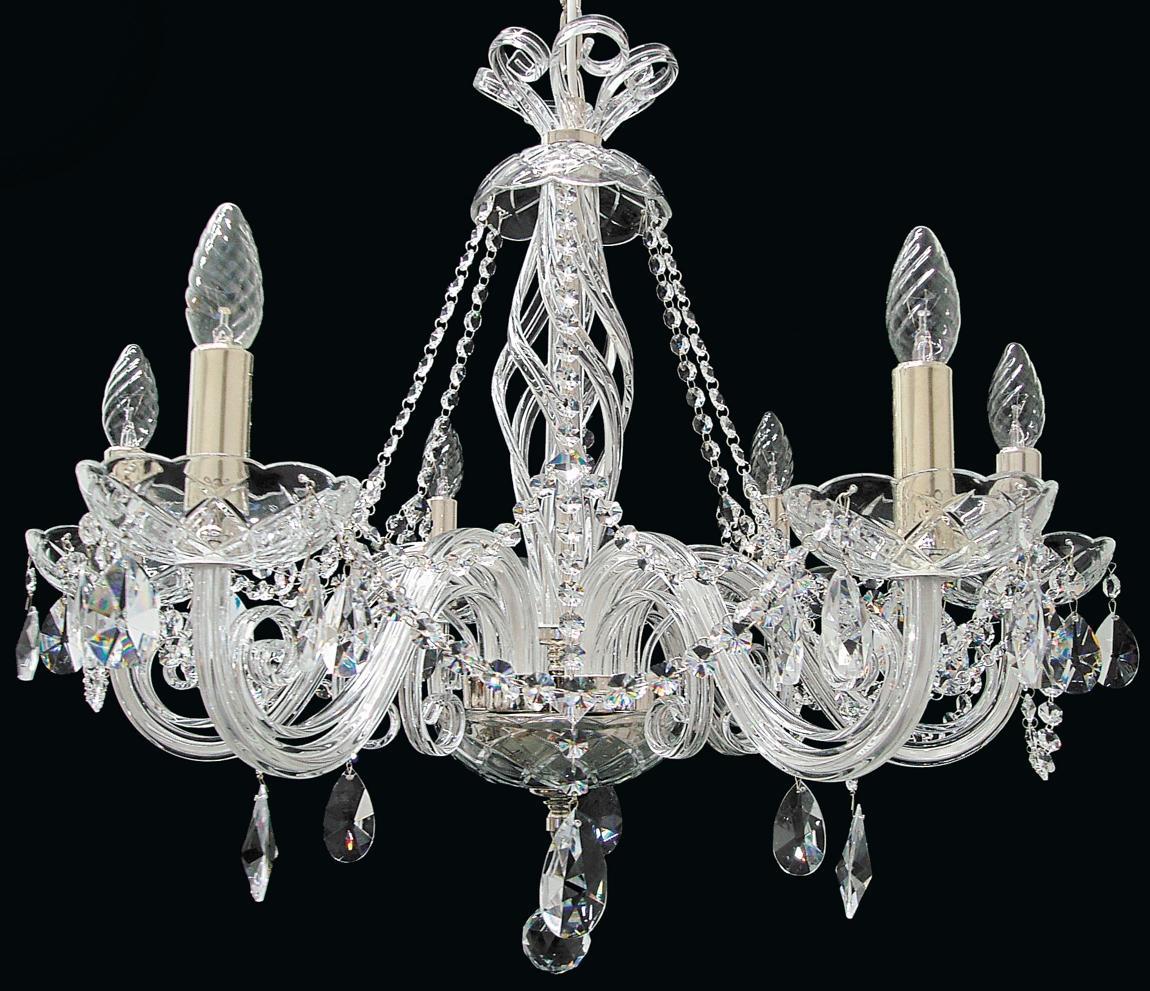Lustre en cristal transparent à six bras suspendu sur fond noir