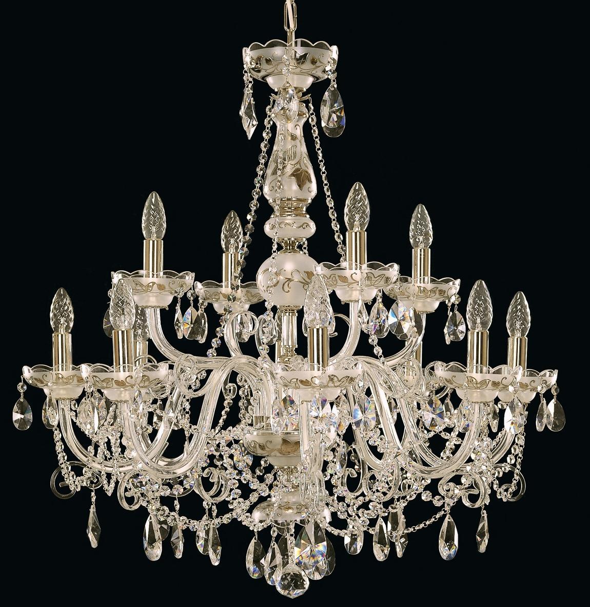 Lustre en cristal à nombreux bras, vue de face sur fond noir