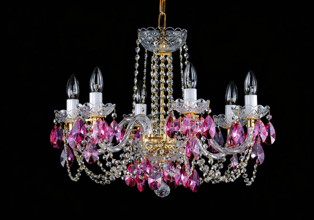 Lustre en cristal doré à six bras, vue de face sur fond noir