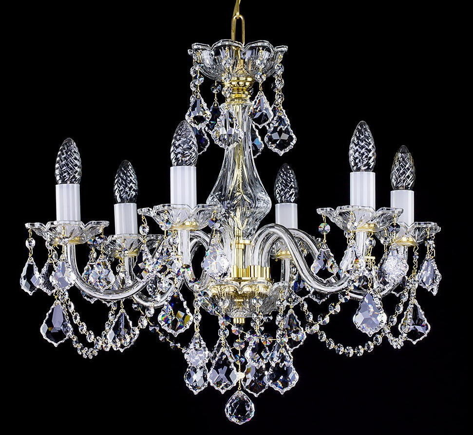 Lustre en cristal à huit bras, vue de face sur fond noir