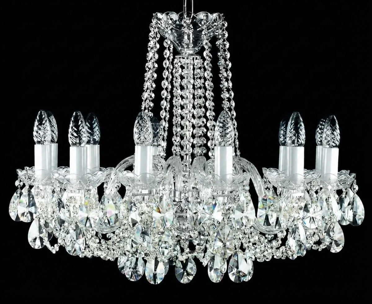 Même lustre éteint, vue frontale détaillant les bras et pendeloques de cristal.