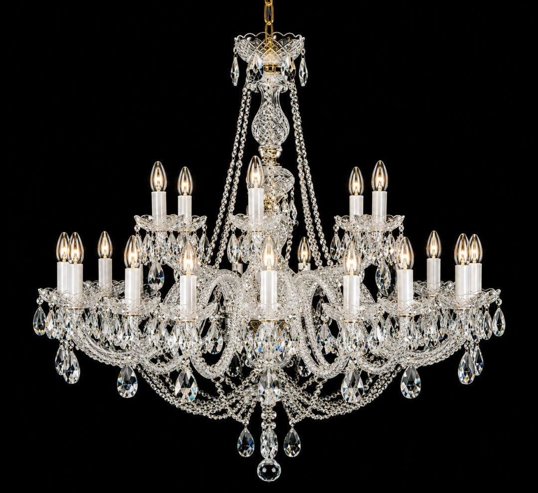 Lustre en cristal de face sur fond noir, dix-huit ampoules allumées et pampilles