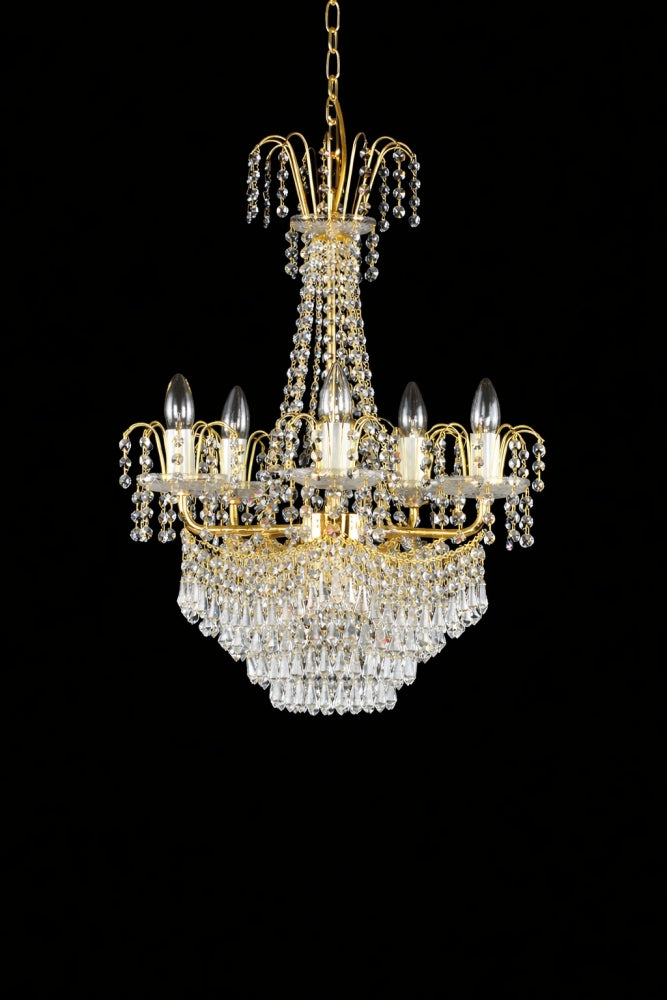Lustre doré à cristaux suspendu par chaîne, cinq bras, fond noir uni