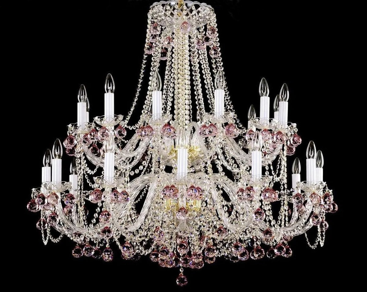 Lustre en cristal à douze bougies, vue de face sur fond noir