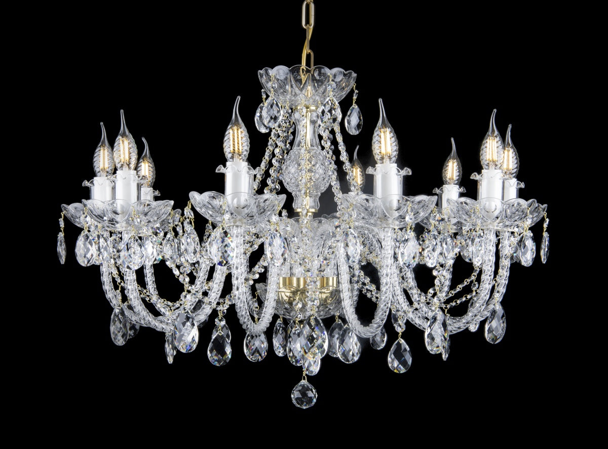 Lustre en cristal de Bohême à huit bras suspendu sur fond noir uni
