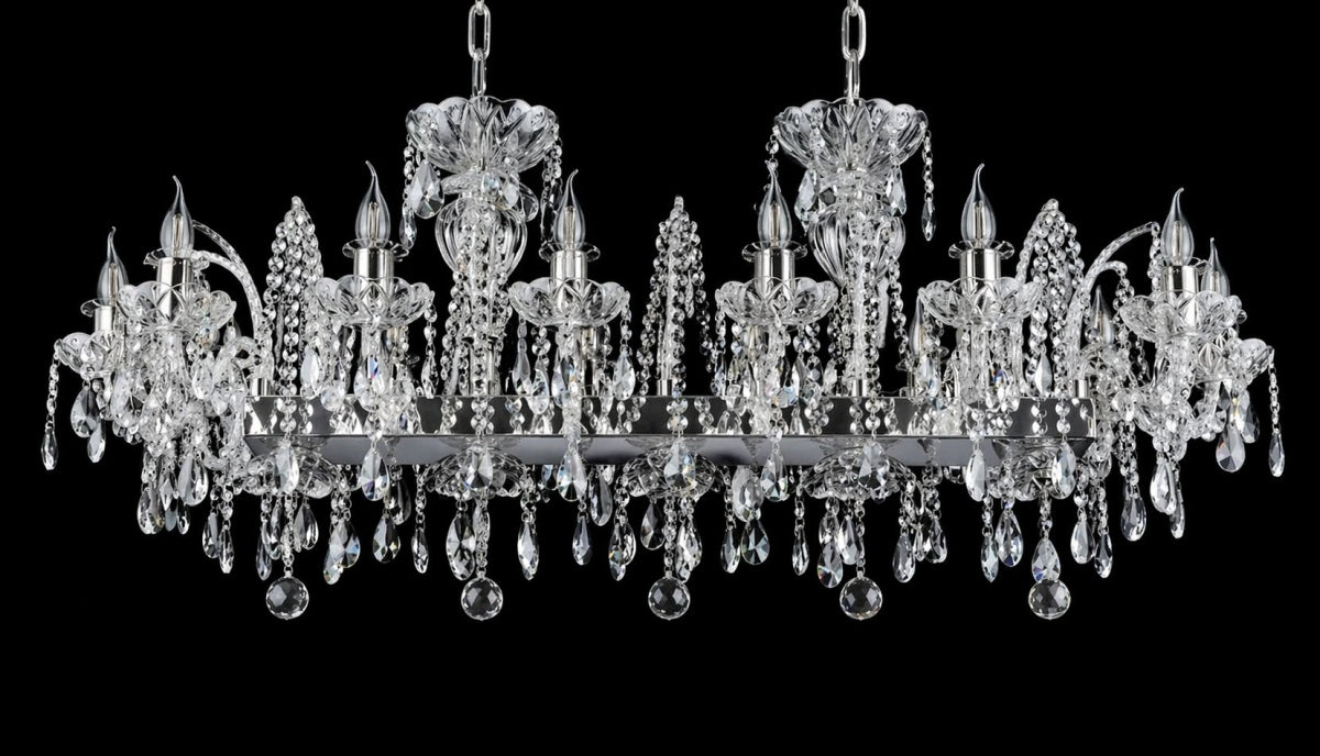 Lustre en cristal présenté de face sur fond noir, bras multiples et pendeloques scintillantes.