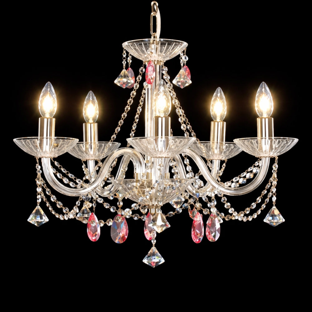 Lustre allumé montrant les ampoules en fonctionnement, éclat doré sur fond sombre.