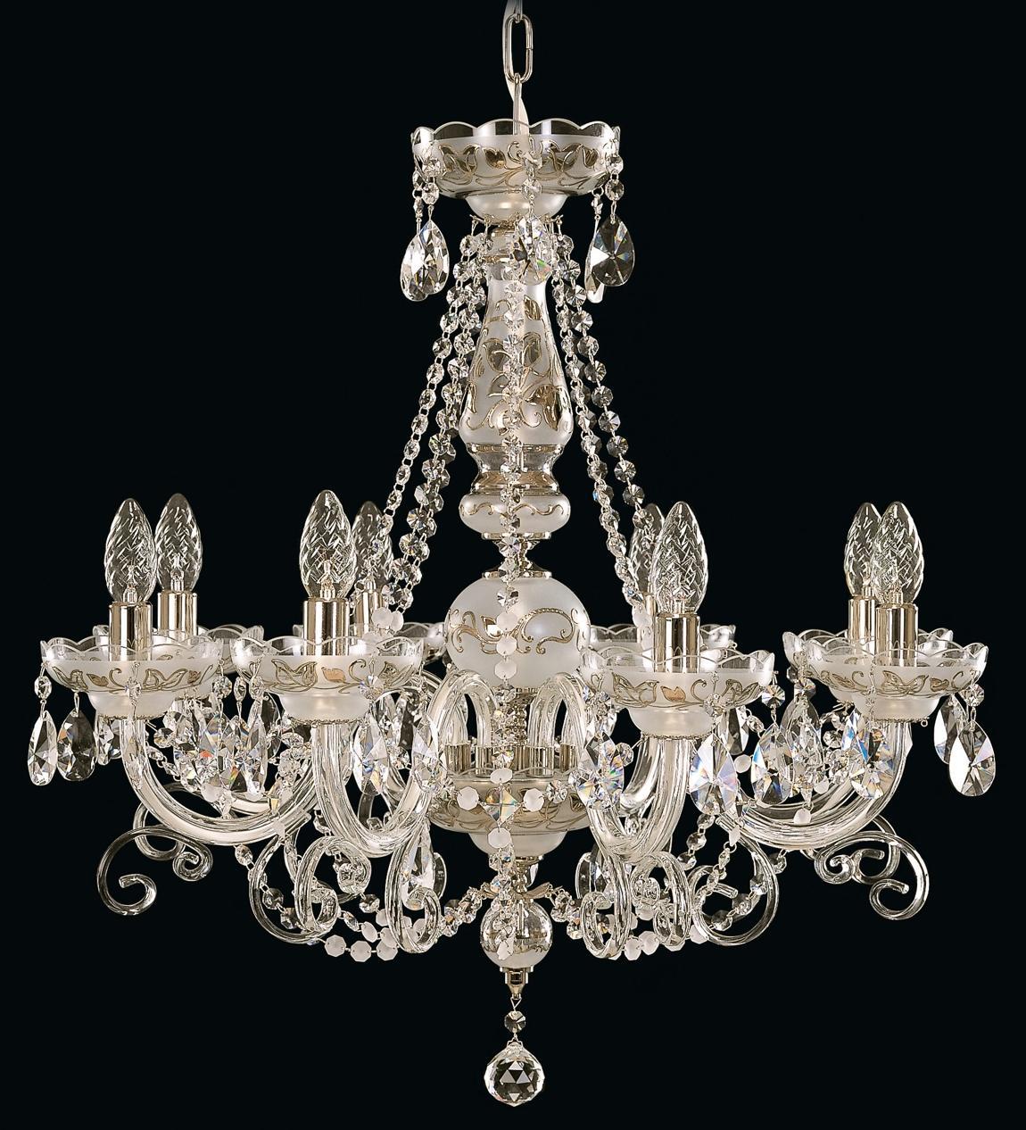 Lustre en cristal suspendu, huit bras lumineux et pendeloques étincelantes sur fond noir.
