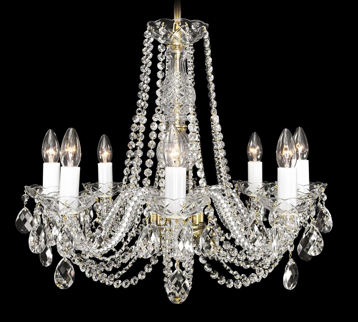 Lustre en cristal sur fond noir, huit ampoules allumées, chaînes et pendentifs en goutte.