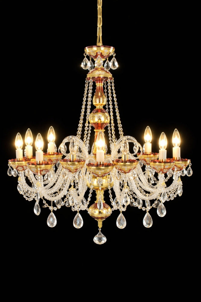 Même lustre allumé, ampoules en forme de flamme éclairées, cristaux taillés suspendus.