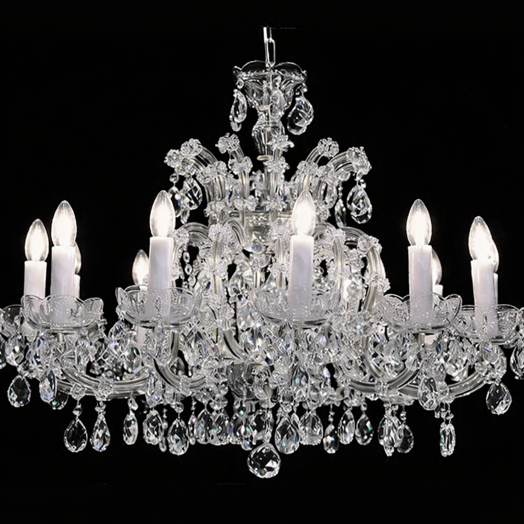Vue de face du lustre argenté transparent, six bras lumineux et gouttes de cristal.