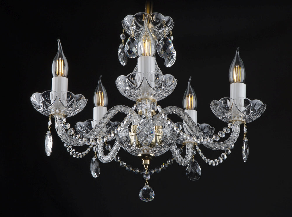 Lustre en cristal à six bras avec ampoules flamme, vue de face sur fond noir