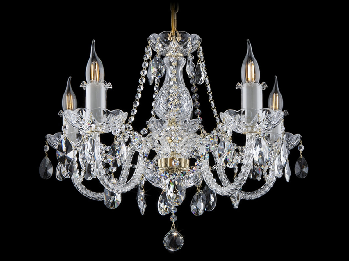 Lustre en cristal de Bohême à six bras, vue de face sur fond noir.