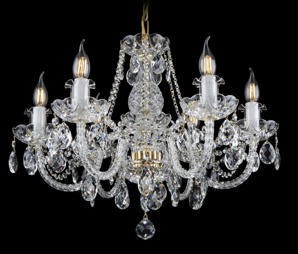 Lustre en cristal de Bohême à six bras, suspendu, présenté de face sur fond noir.