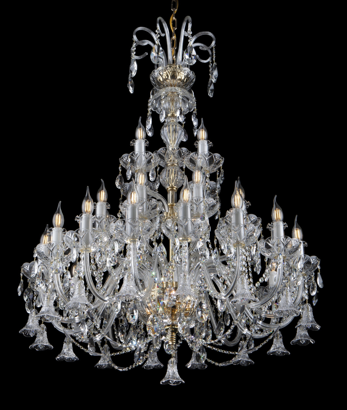 Lustre de cristal entier vu de face sur fond noir, nombreuses branches lumineuses