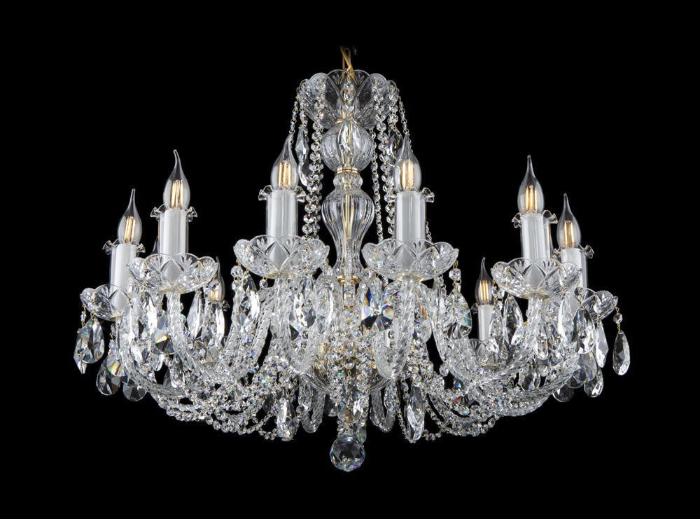 Lustre en cristal à huit bras, bougies et pendeloques, présenté de face sur fond noir