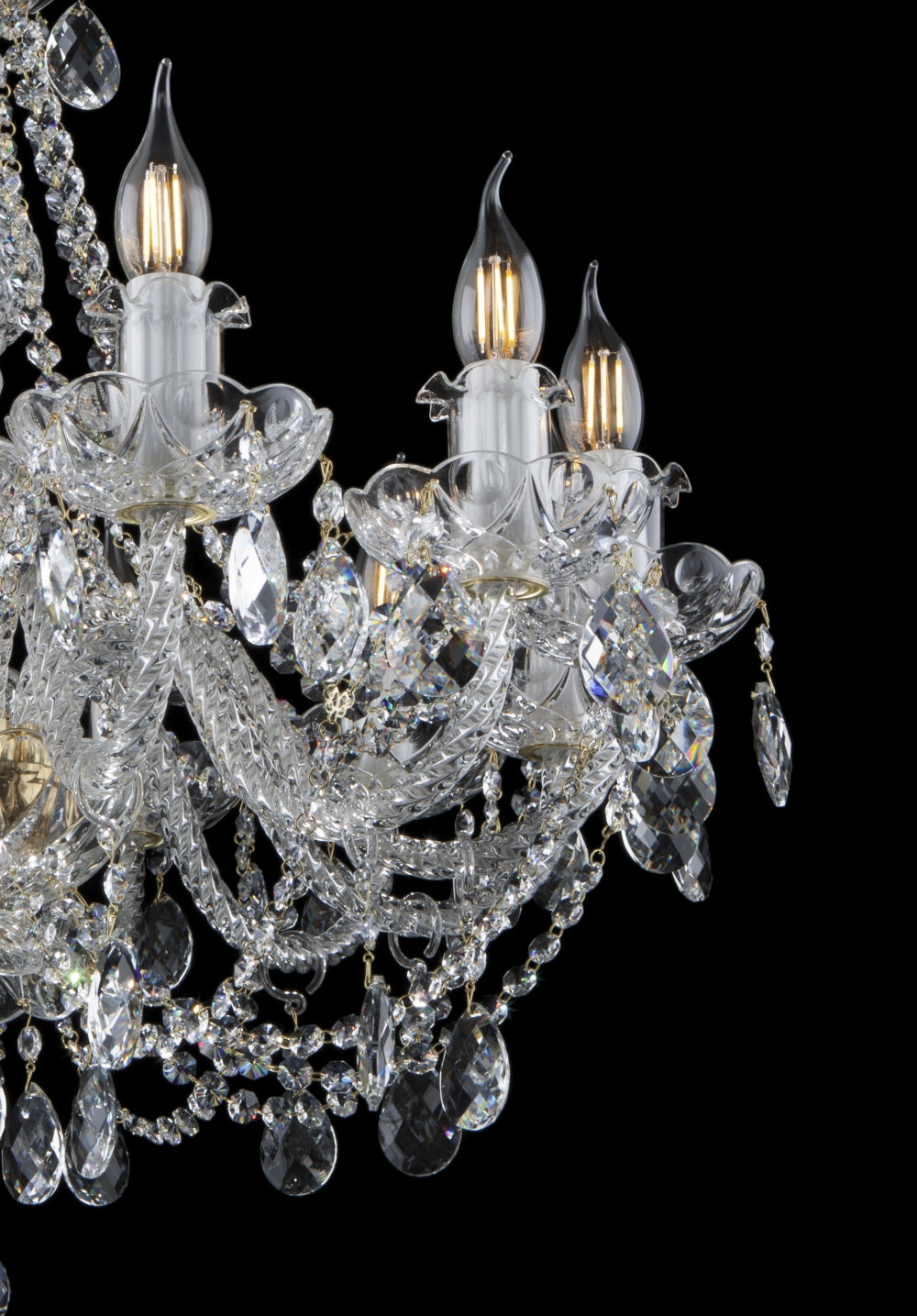 Détail des bobèches ciselées, bougies transparentes allumées et pendants ovales facettés