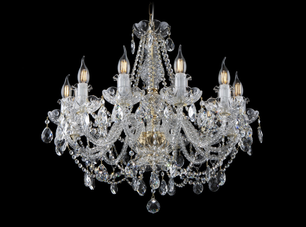 Lustre en cristal de Bohême à bras multiples, photographié de face sur fond noir