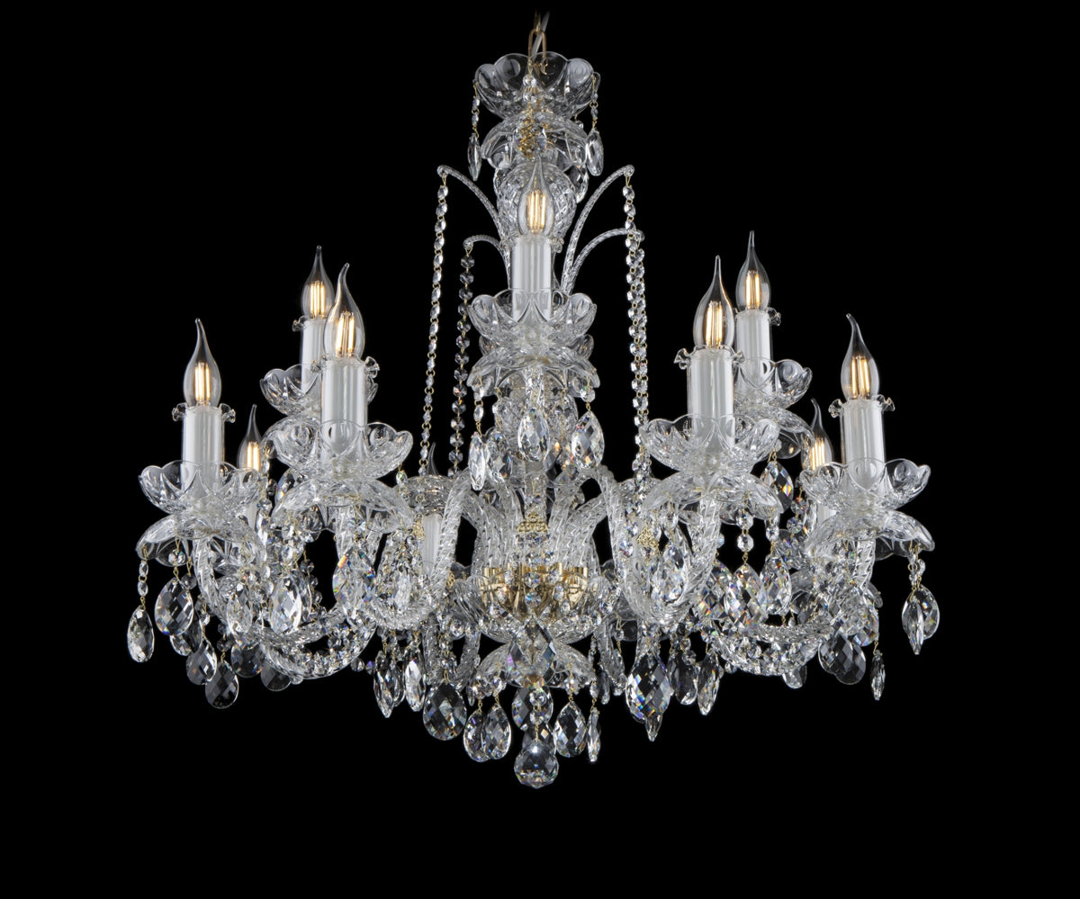 Lustre en cristal à dix bras, vue de face sur fond noir uni