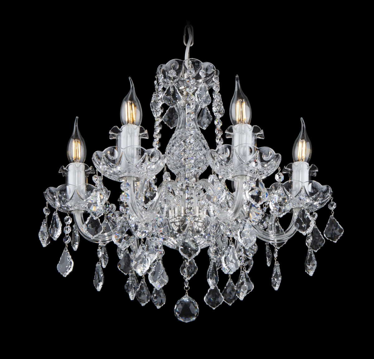 Lustre en cristal à cinq bras, vue de face sur fond noir, avec pampilles et ampoules allumées