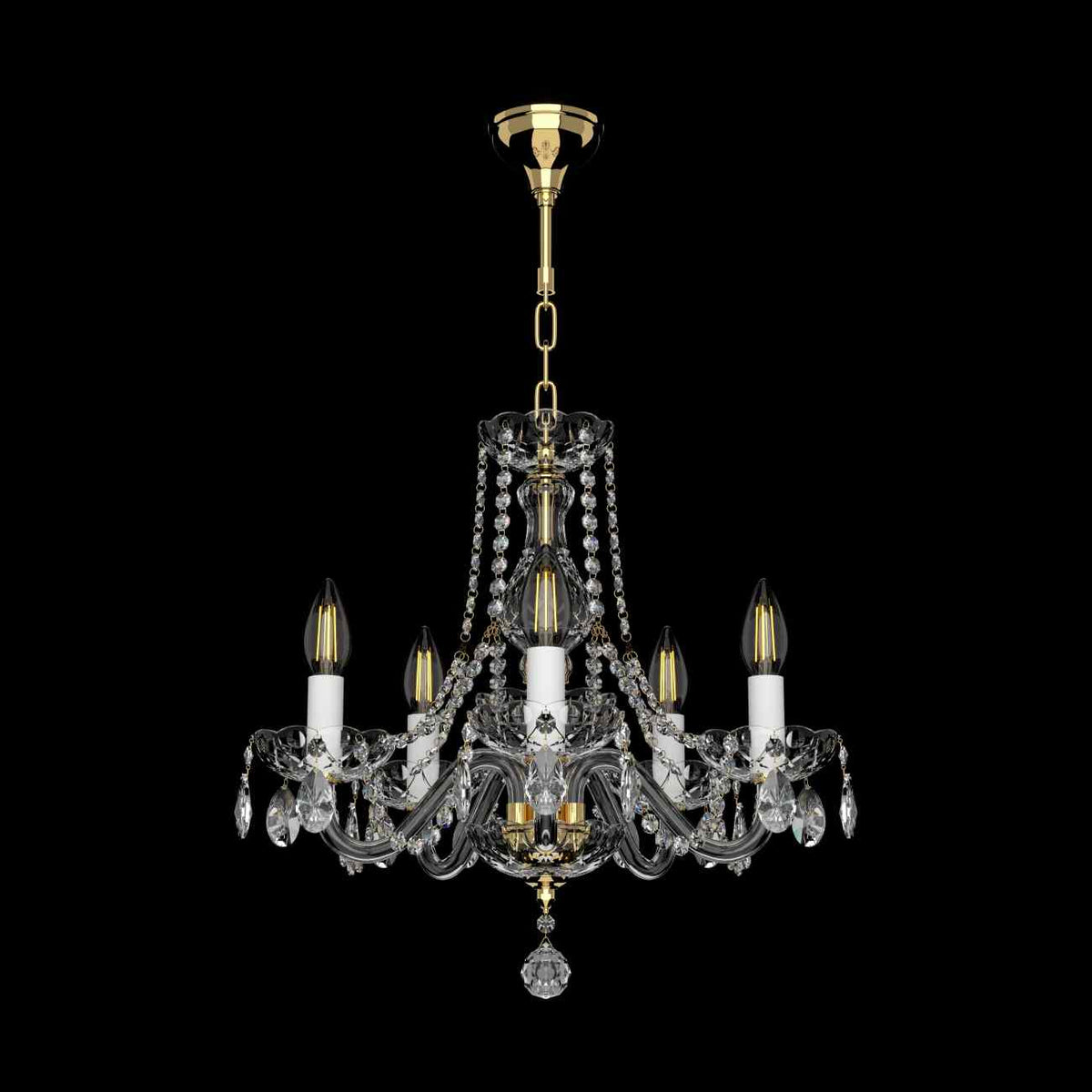 Lustre doré à cinq bras avec pampilles en cristal, vue de face sur fond noir