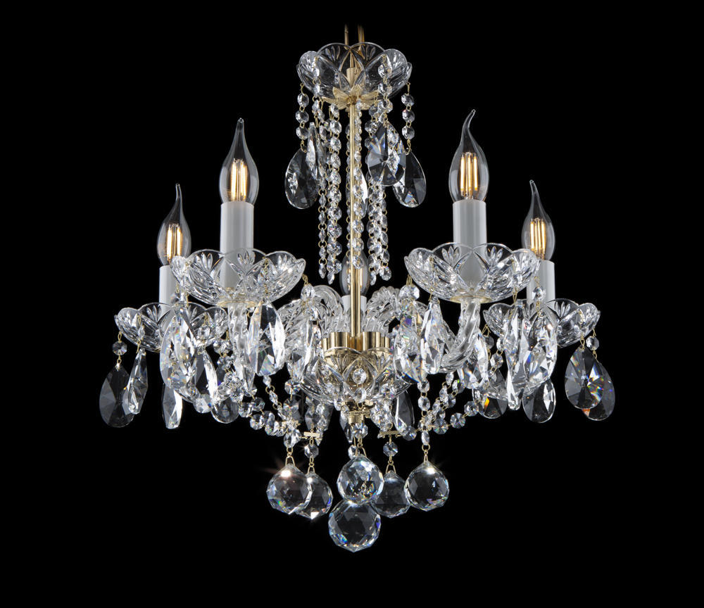 Lustre en cristal de Bohême à cinq bras, photographié de face sur fond noir