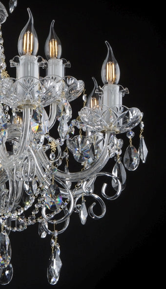 Détail des bobèches ciselées, ampoules flamme et pendeloques de cristal taillé
