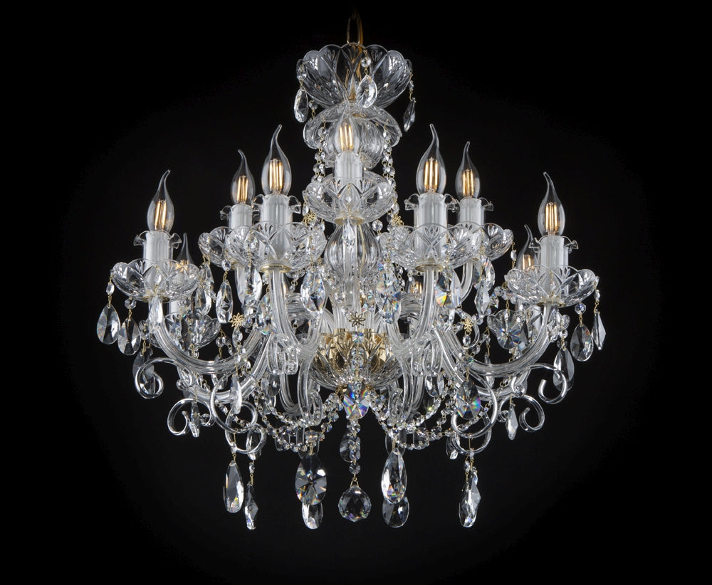 Vue de face du lustre en cristal à huit bras sur fond noir