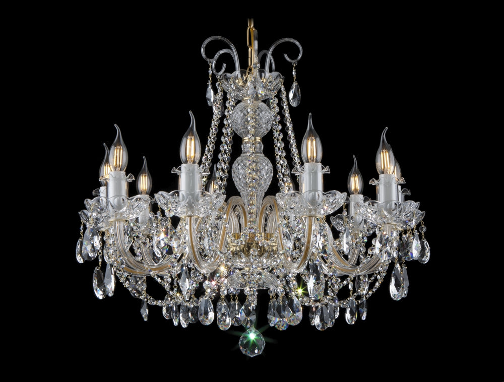 Lustre de cristal suspendu à huit bras lumineux, vue de face sur fond noir.