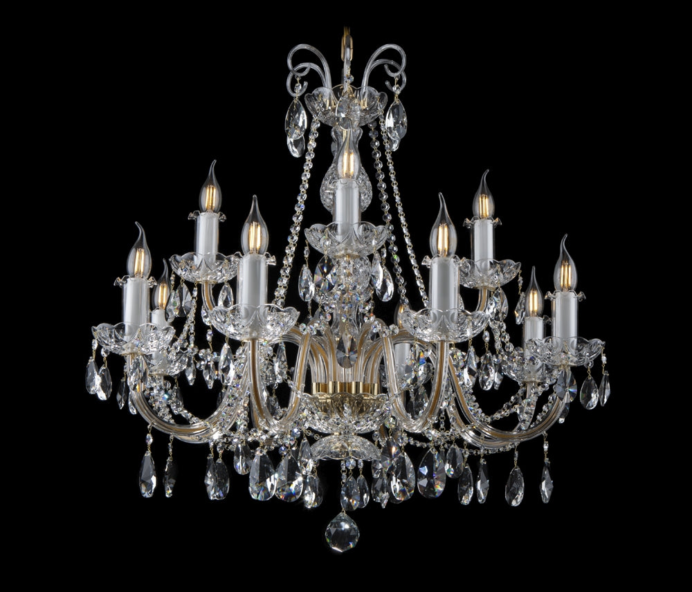 Lustre en cristal de Bohême à douze bras, vue de face sur fond noir