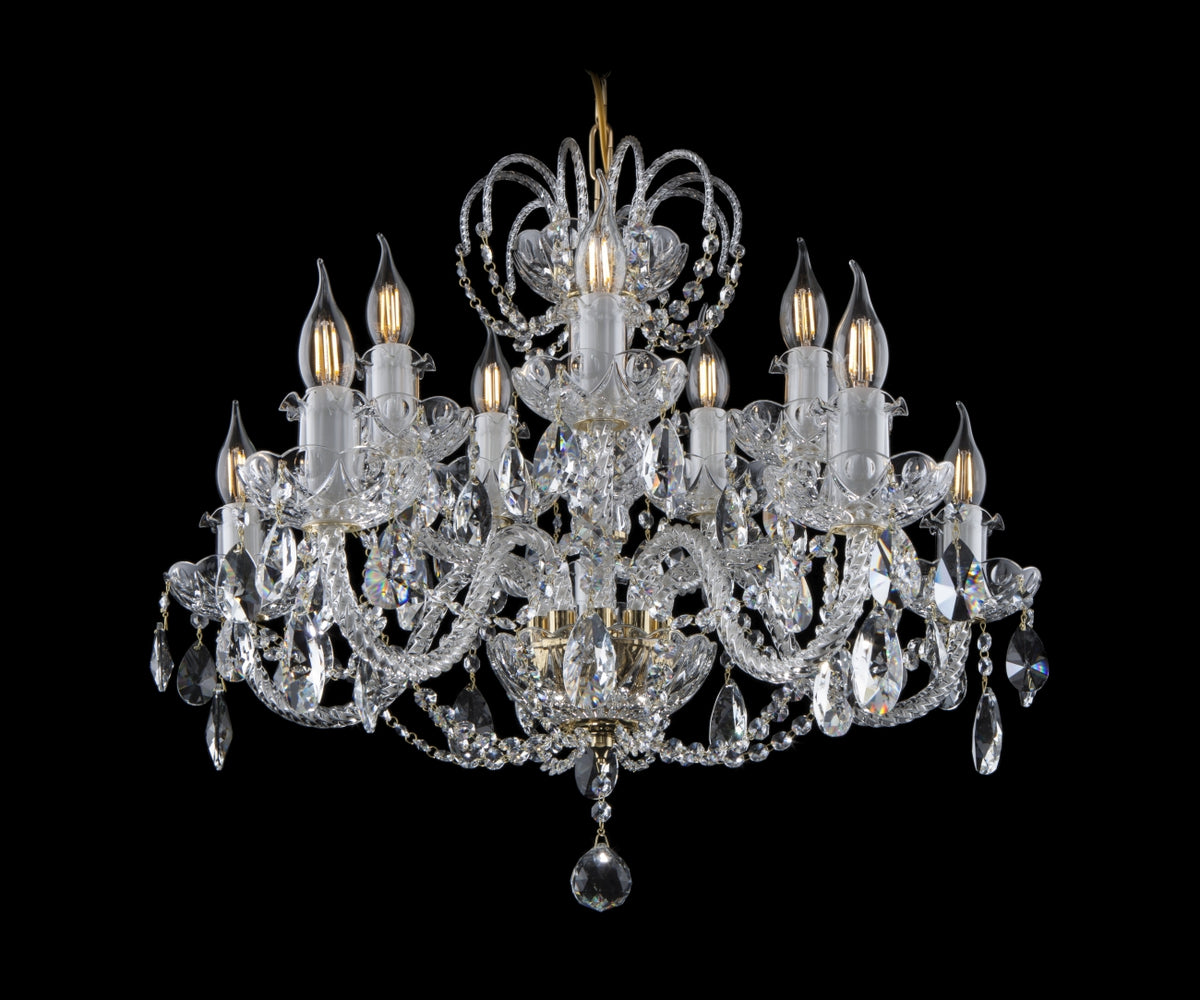Lustre en cristal de Bohême suspendu, face, avec ses douze bras lumineux et pendentifs.