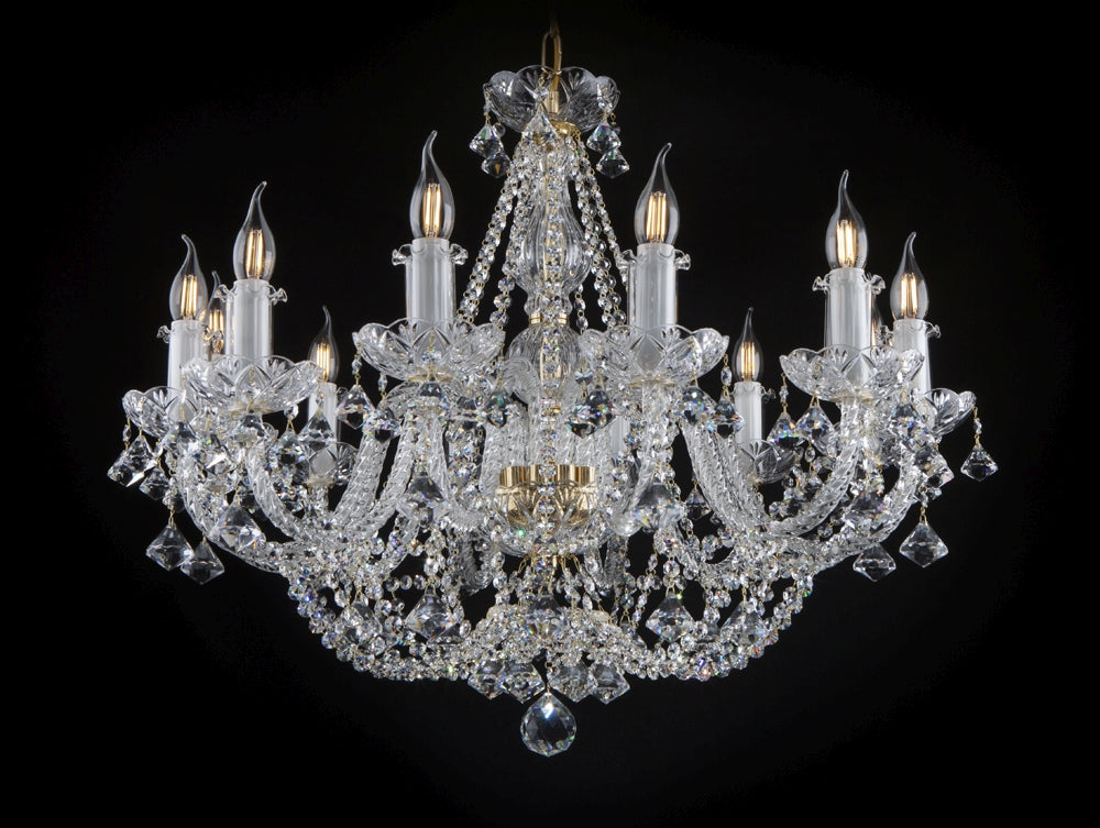 Lustre en cristal de douze bras suspendu, vue de face sur fond noir