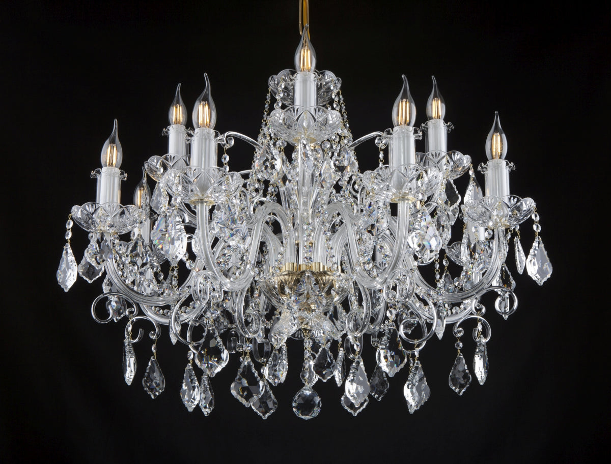 Lustre en cristal de face sur fond noir, mettant en valeur ses bras courbés