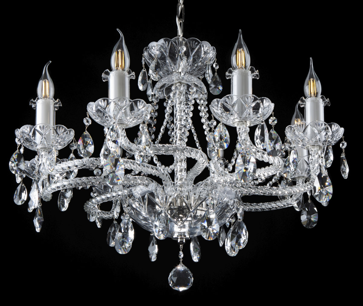 Lustre en cristal à six bras avec bougies et pampilles, vu de face sur fond noir