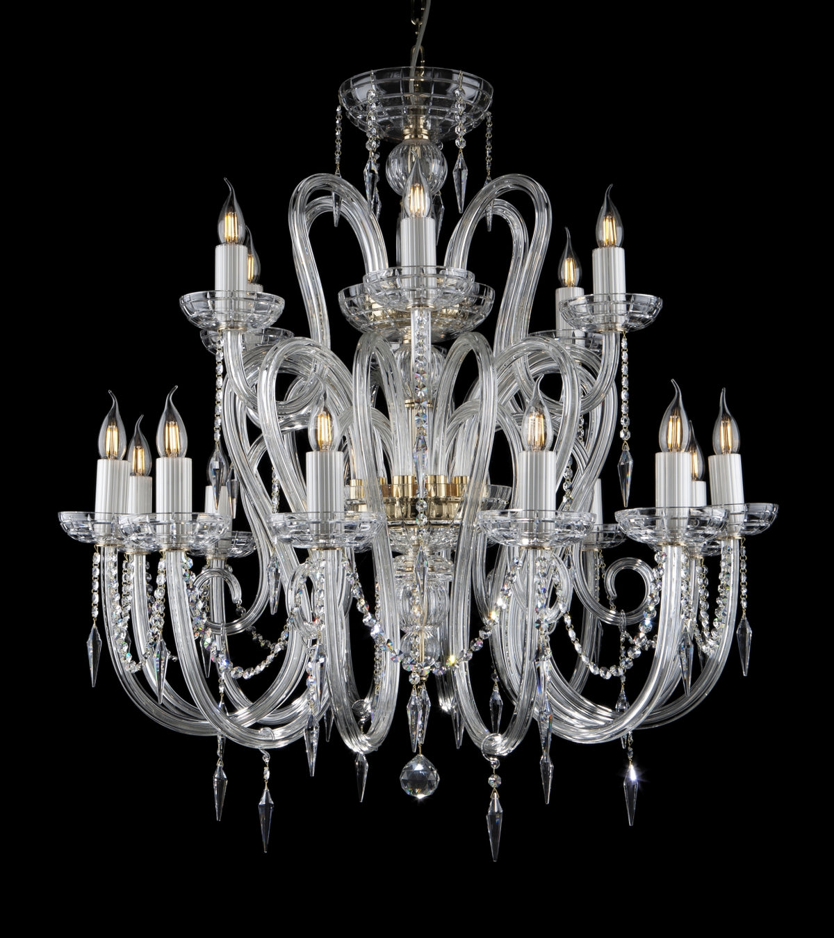 Lustre cristal à bras courbes et bougies, vue de face sur fond noir