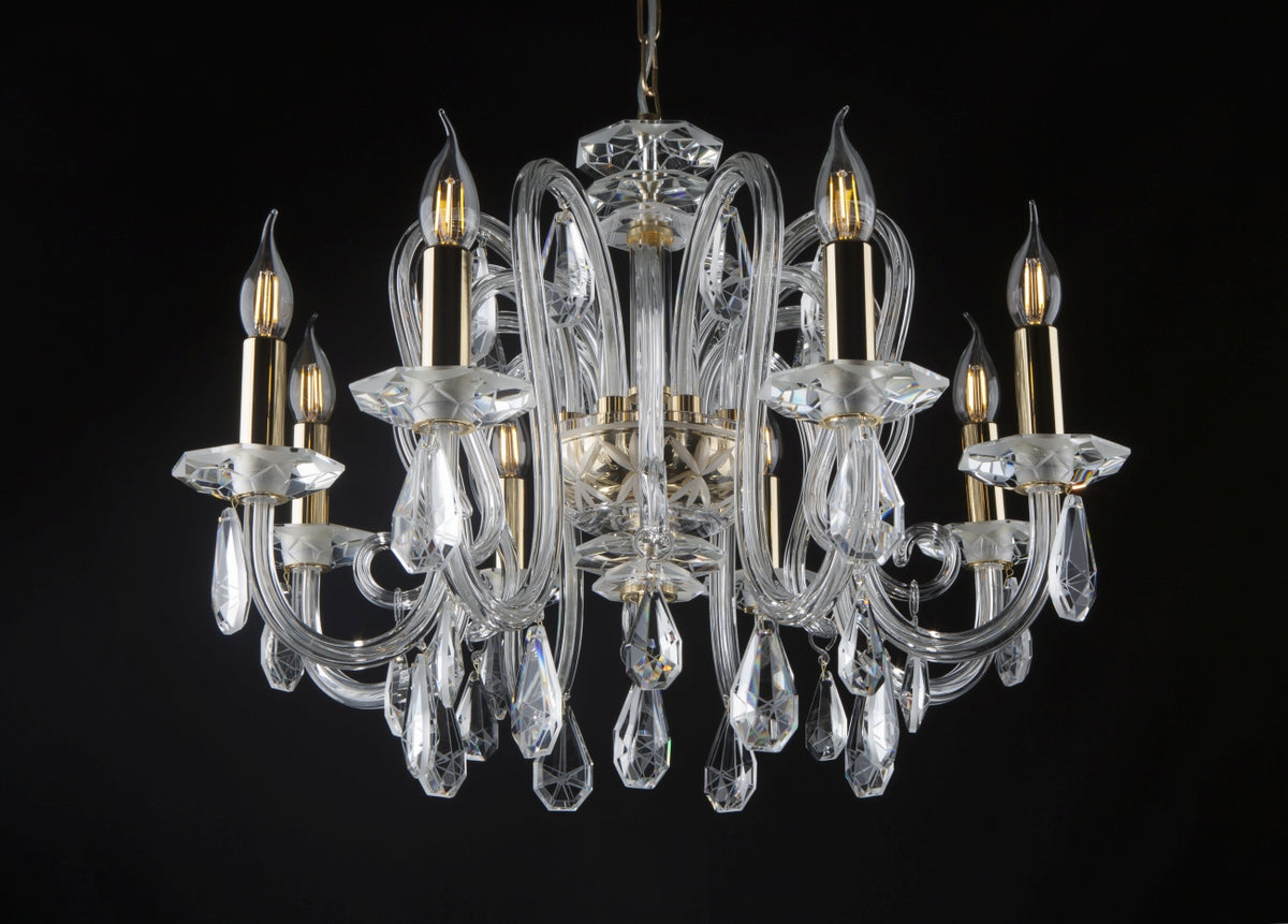 Lustre en cristal à six bras, suspendu, photographié de face sur fond noir