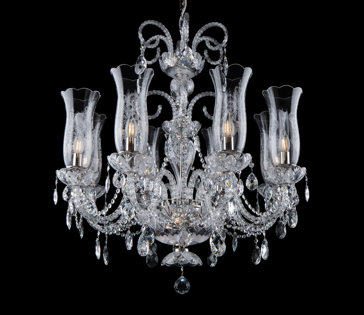 Lustre en cristal à six bras, vue de face sur fond noir.