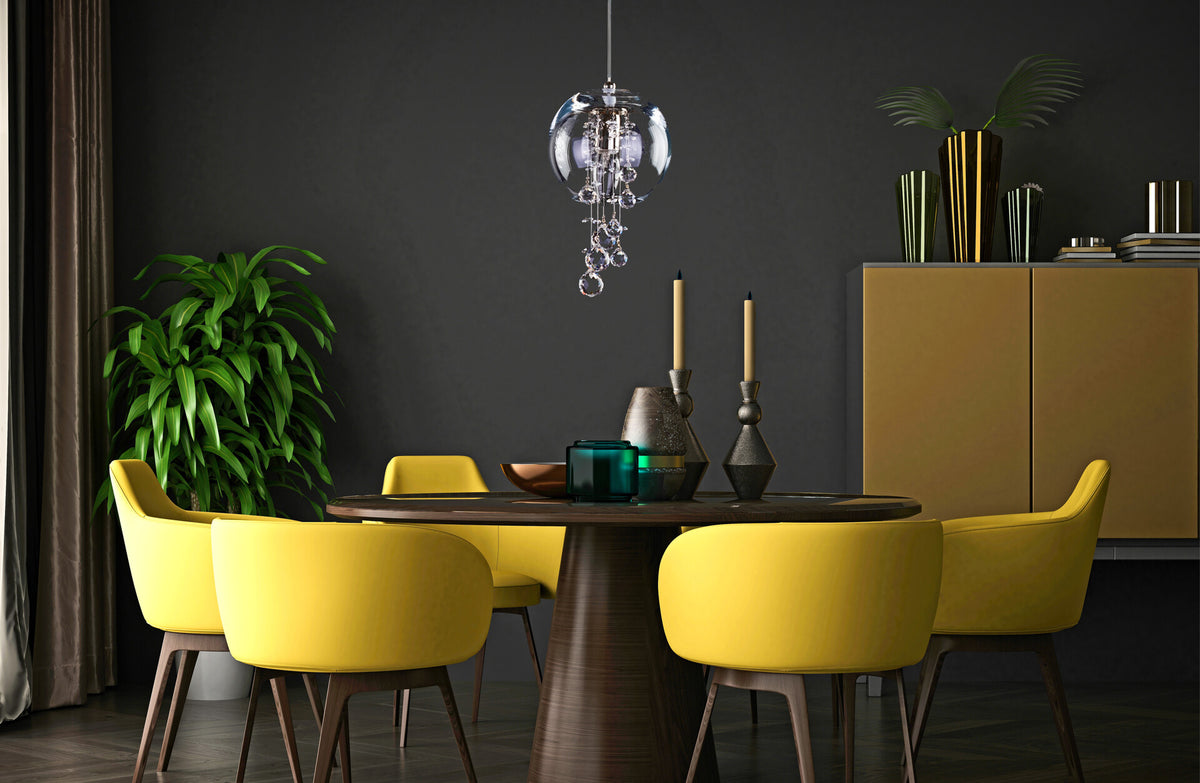 Mise en ambiance : suspension allumée au-dessus d'une table dans une salle à manger.