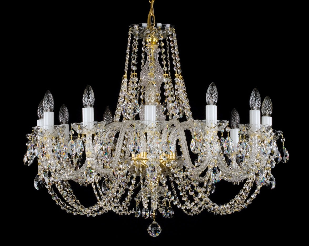 Lustre en cristal à huit bras, vue de face sur fond noir, pampilles scintillantes