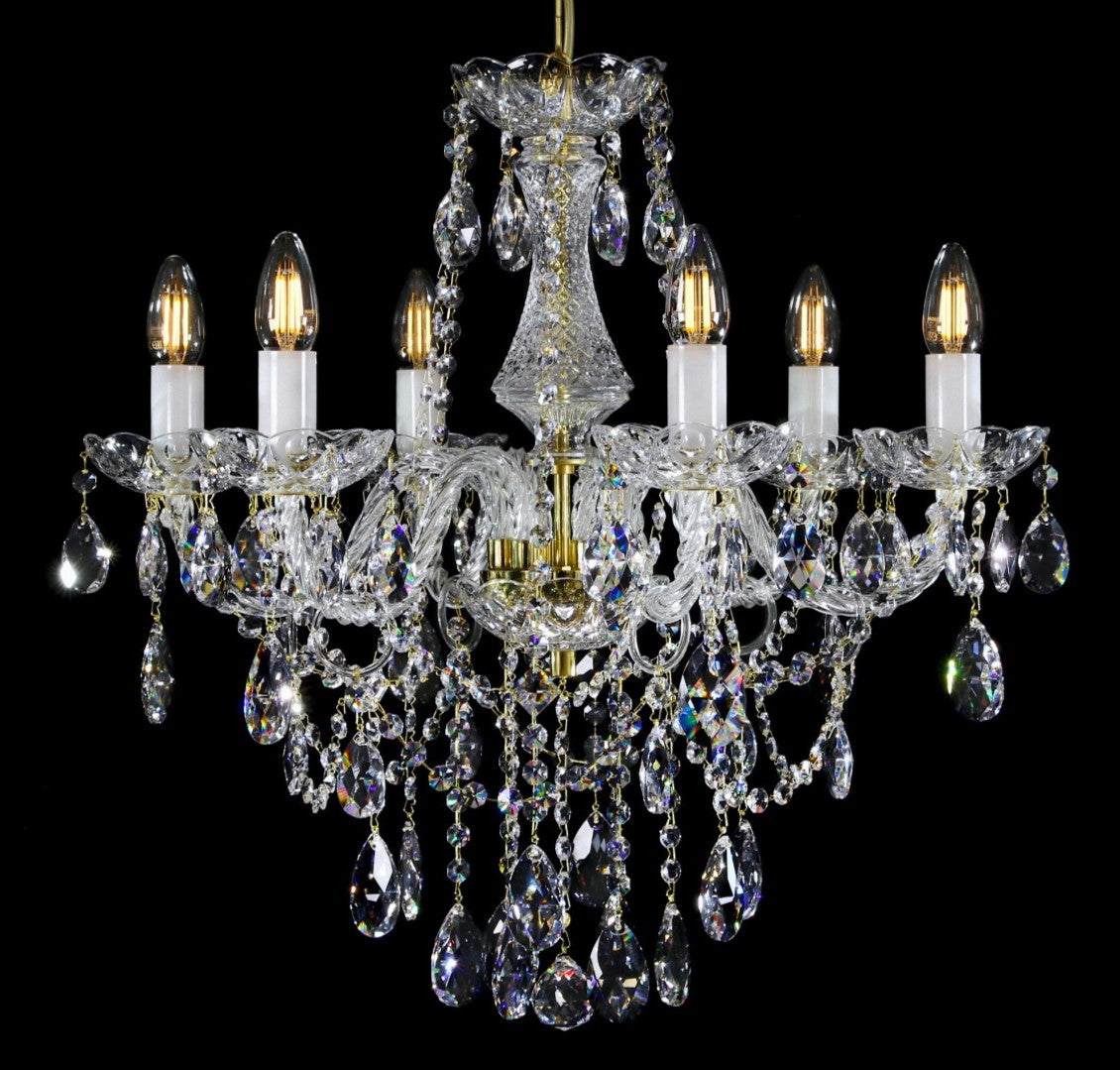 Lustre en cristal à six bras, de face sur fond noir, finition dorée