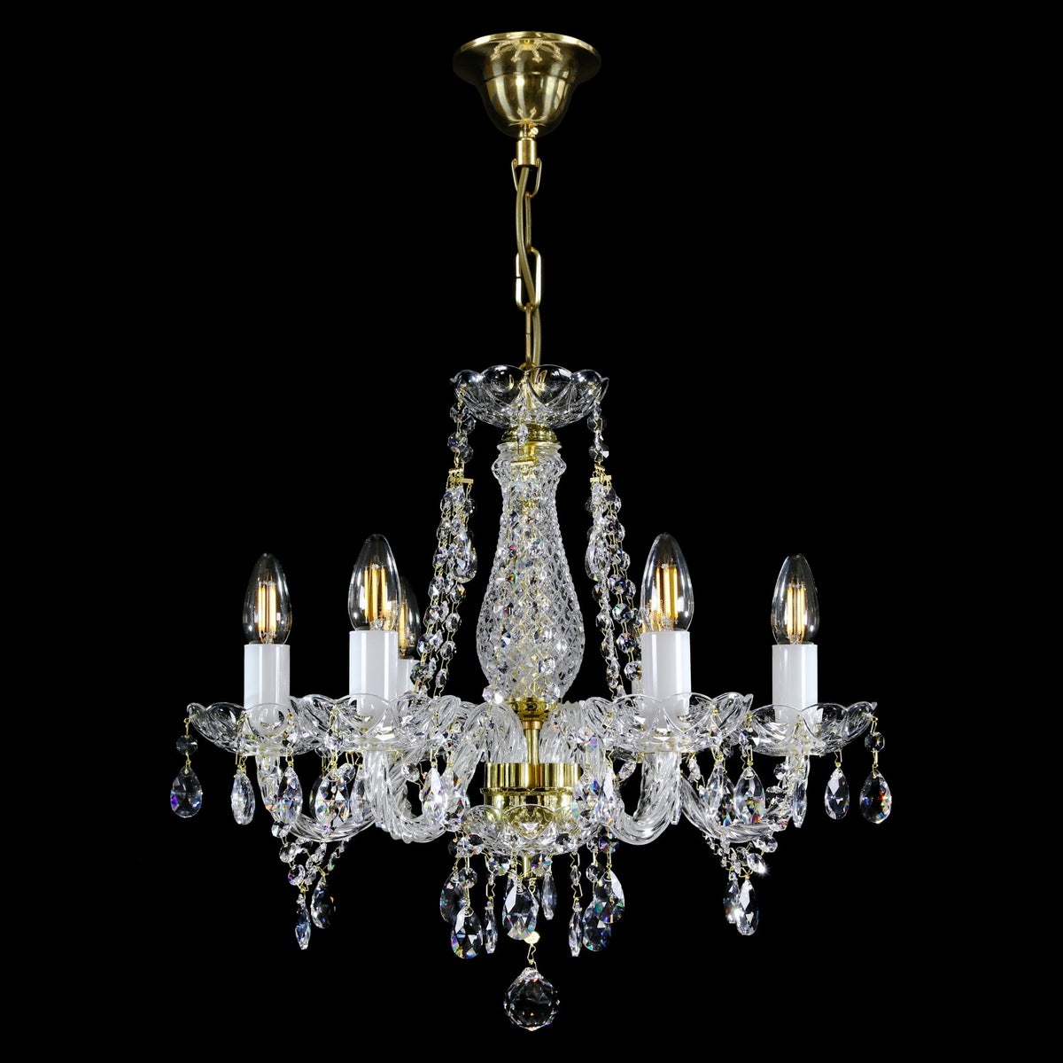 Lustre doré entier montrant la chaîne, le cabochon de plafond et les bras recourbés.