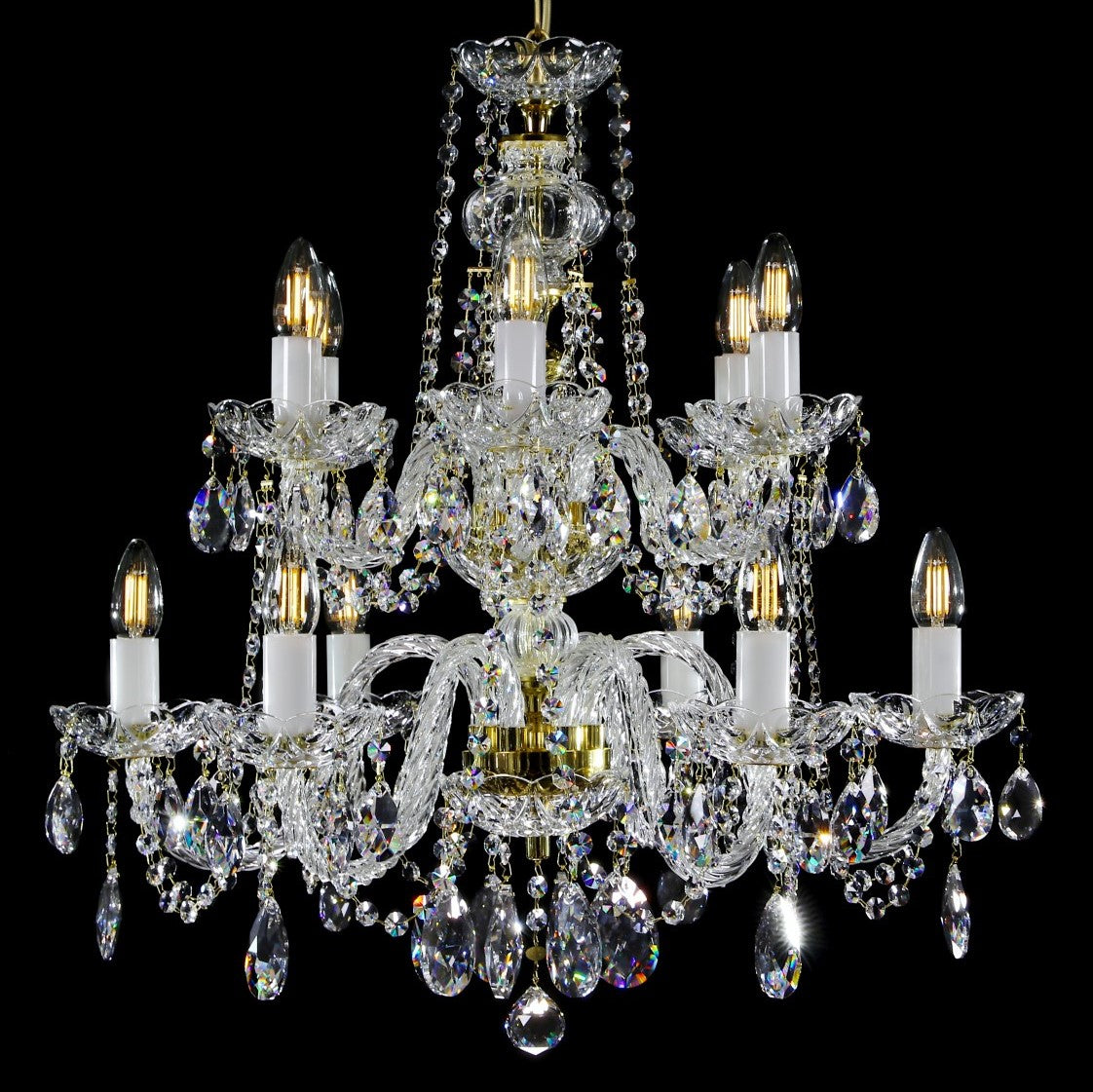 Lustre en cristal de face sur fond noir, douze bras lumineux et pendeloques