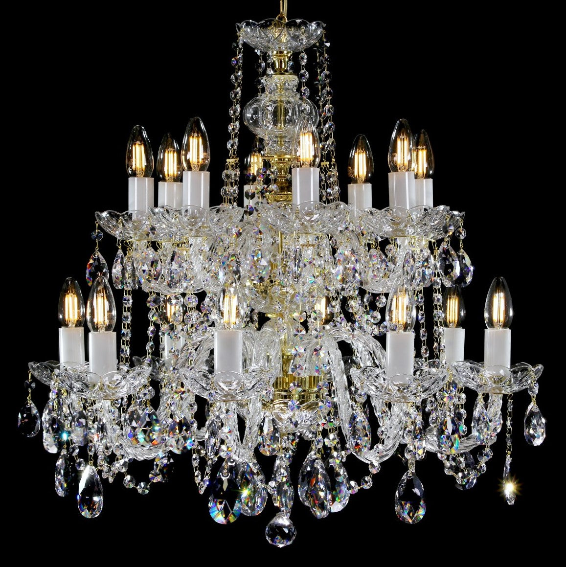Lustre en cristal de face sur fond noir, ampoules bougies allumées