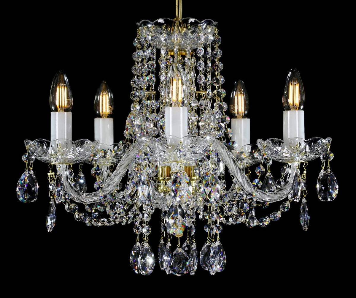 Lustre en cristal à cinq branches, suspension dorée, fond noir, vue de face