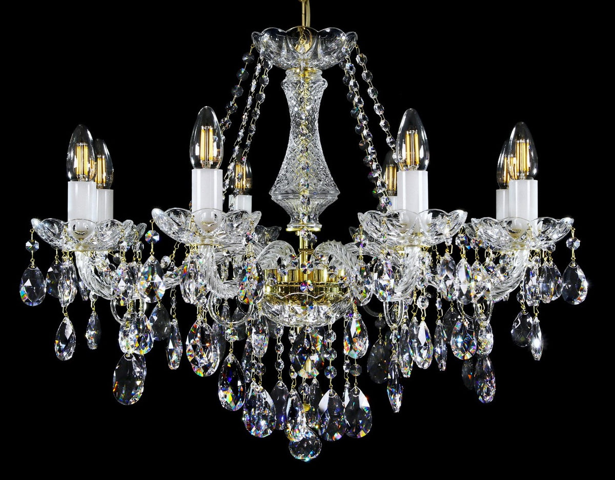Lustre en cristal doré de face sur fond noir, huit bras lumineux