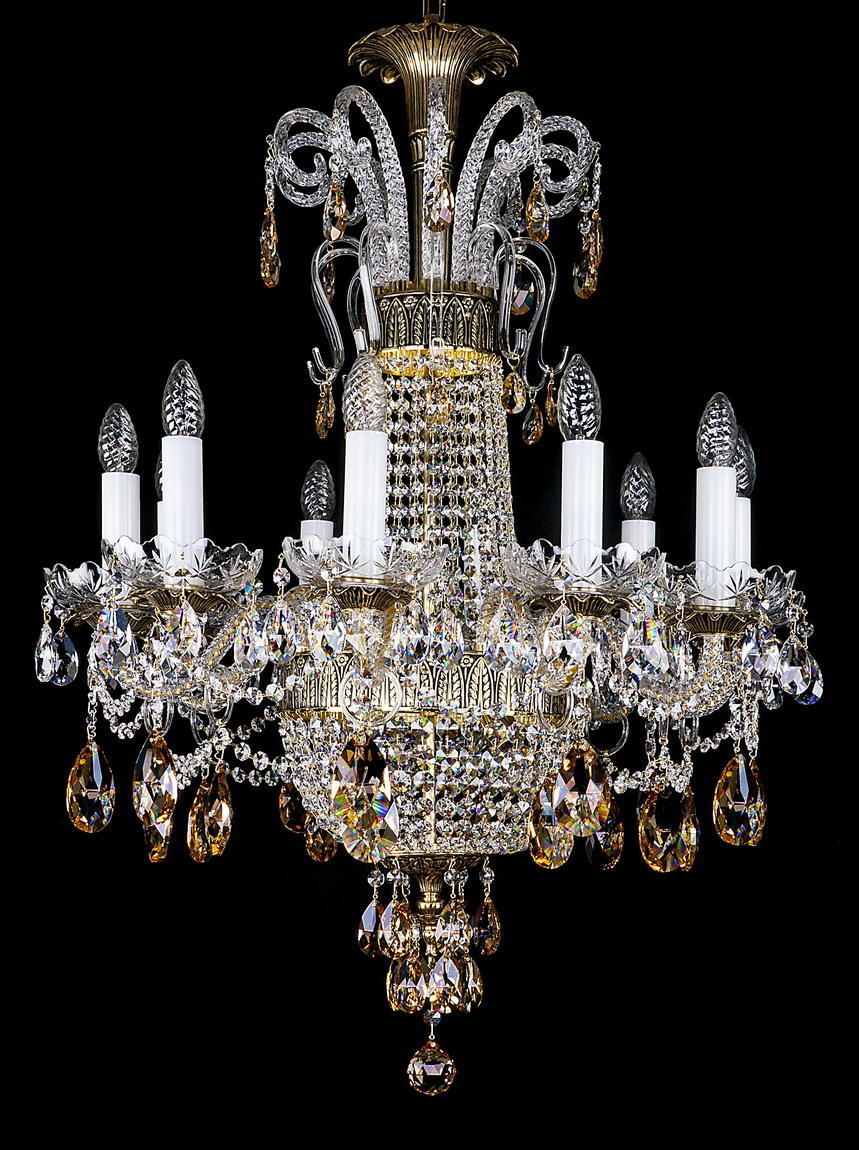 Lustre en cristal à huit bras, vue de face sur fond noir