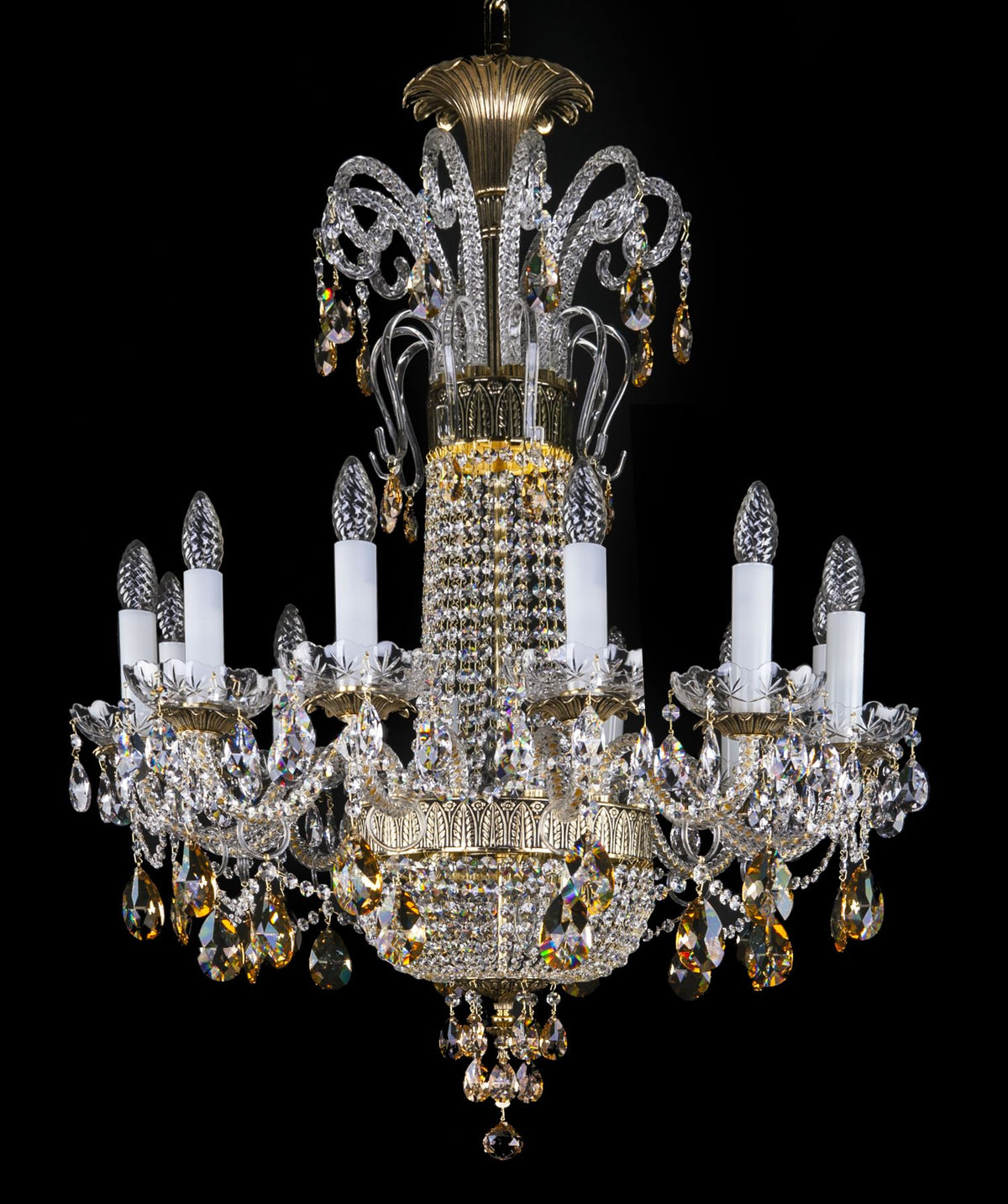 Lustre en cristal doré à plusieurs bras, pampilles et ampoules, fond noir.