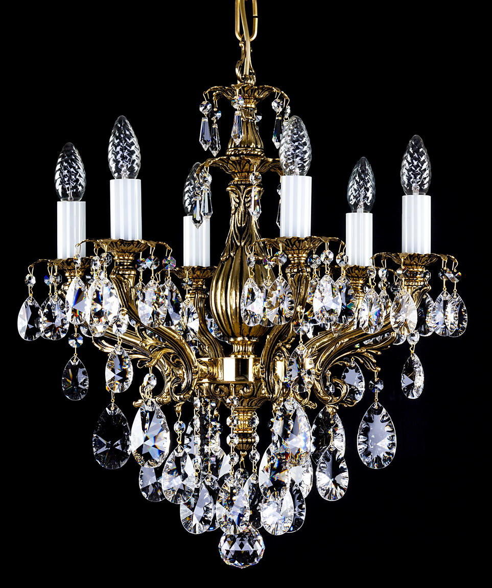 Lustre doré classique à huit bras vu de face, cristaux taillés sur fond noir